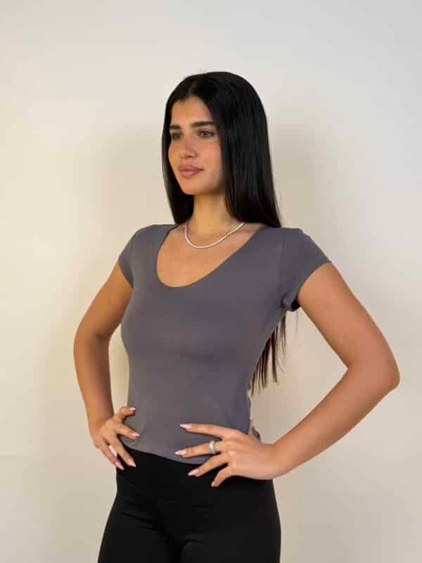 חולצת בייסיק וי תפור אפור כהה