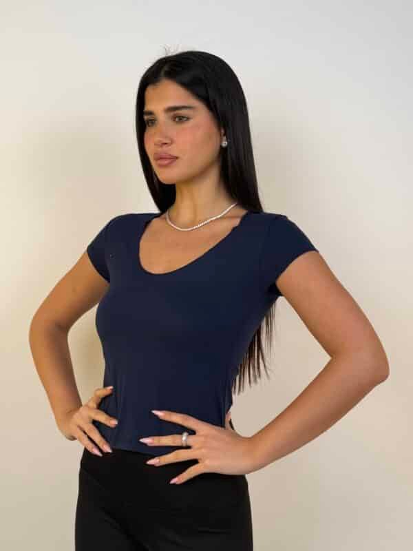 חולצת בייסיק וי תפור כחול כהה