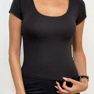 חולצת בייסיק גזרה עגולה רחבה צבע שחור
