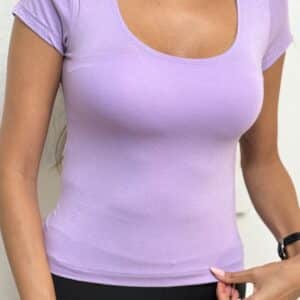 חולצת בייסיק גזרה עגולה רחבה צבע סגול לילך