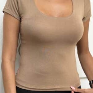 חולצת בייסיק גזרה עגולה רחבה צבע קרמל