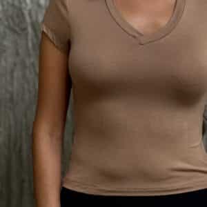 חולצת בייסיק וי צבע קרמל