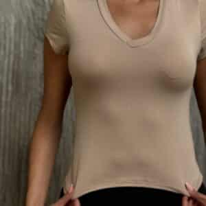 חולצת בייסיק וי צבע מוקה