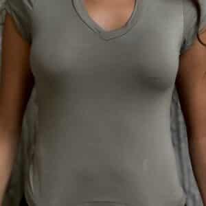 חולצת בייסיק וי צבע ירוק זית