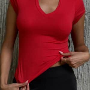 חולצת בייסיק וי צבע אדום