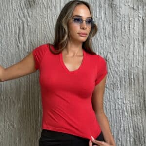 חולצת בייסיק וי צבע אדום