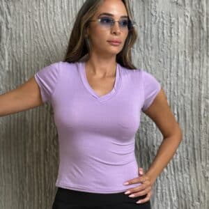חולצת בייסיק וי צבע סגול לילך